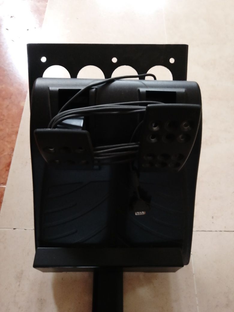 Kit com volante e assento para PlayStation