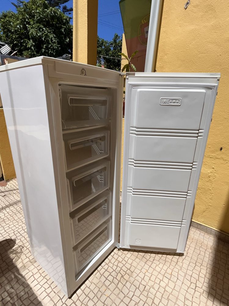 Arca Vertical Candy  (Estático - 143,4 cm - 165 L - Branco)