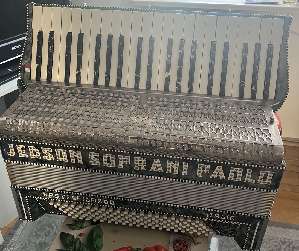 Sprzedam akordeon 120 basów włoaski