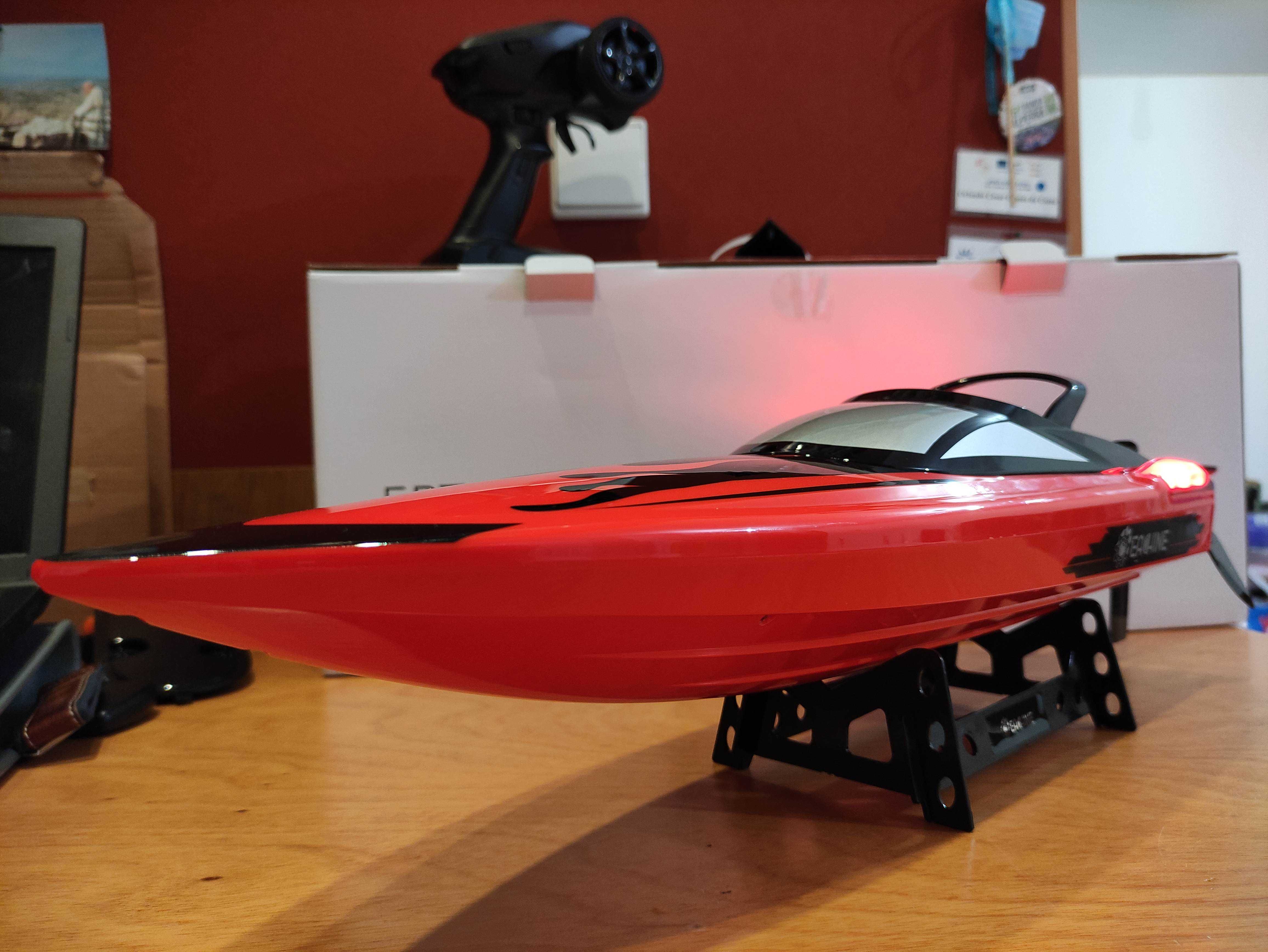 Barco telecomandado motor brushless - 60cm - com luzes