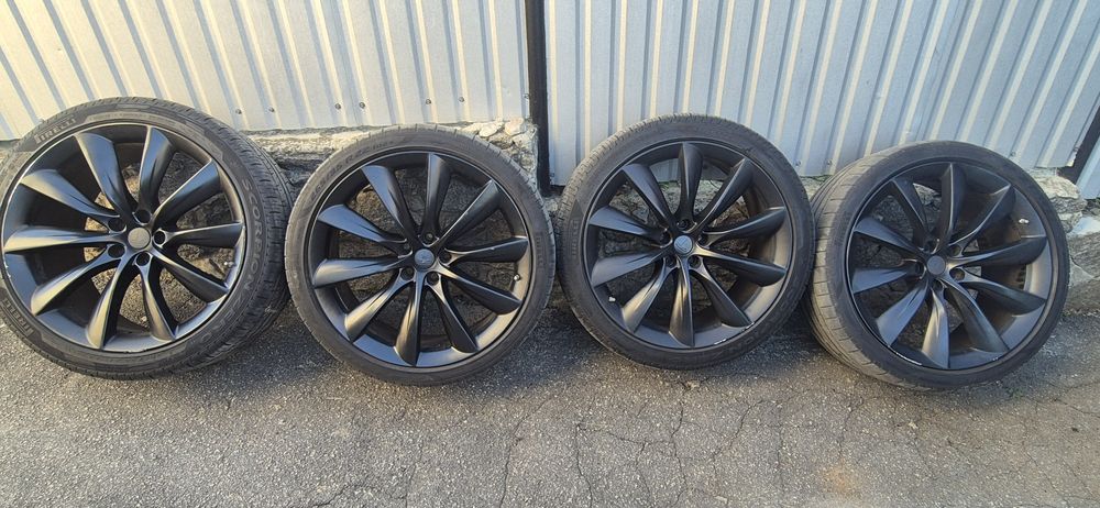Колеса в зборі з датчиками тиску 5/120 R22 стояли на TESLA X