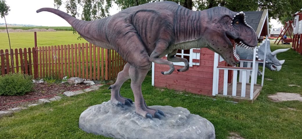 Dinozaur T-rex na podstawie figura ogrodowa