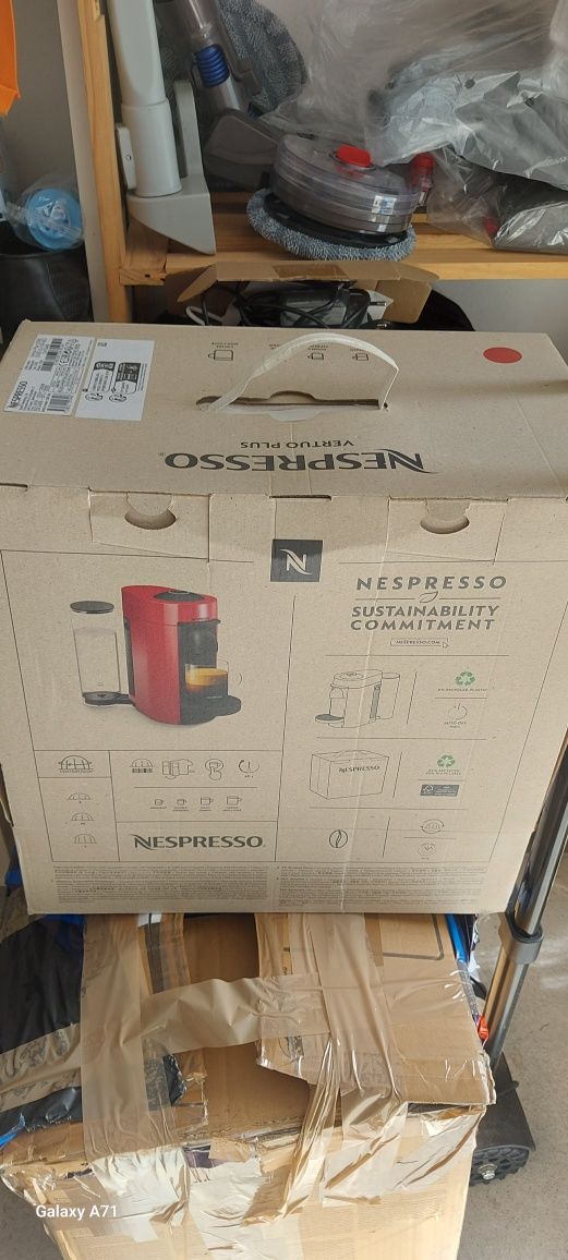 Vendo máquina de café nespresso,com uma semana de uso. nespresso...