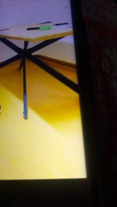 Vendo mesa retangular com tampo em madeira com pernas em metal.