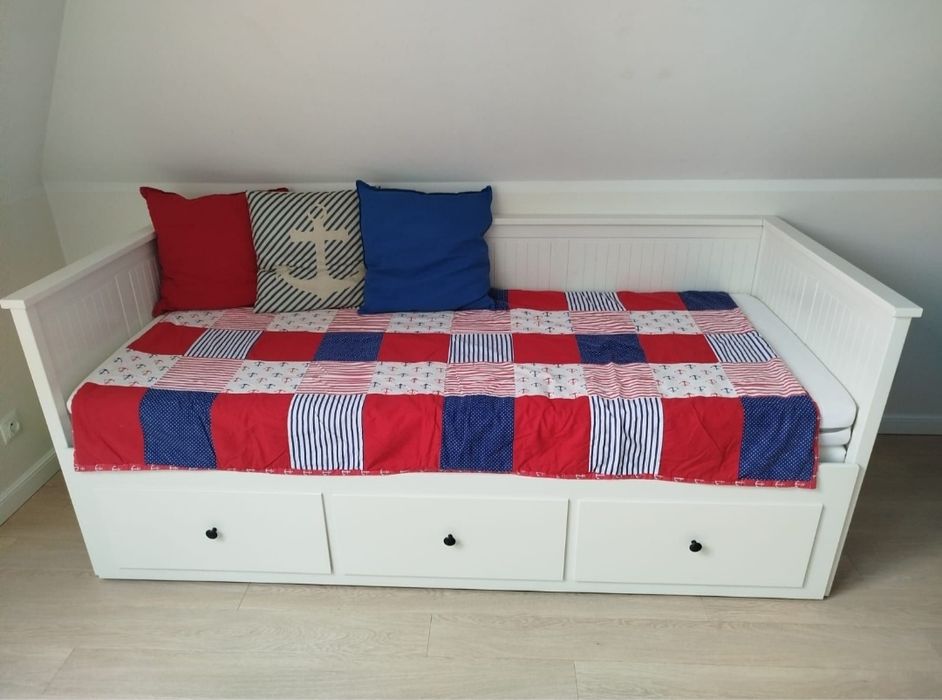 Narzuta na łóżko z poduszkami