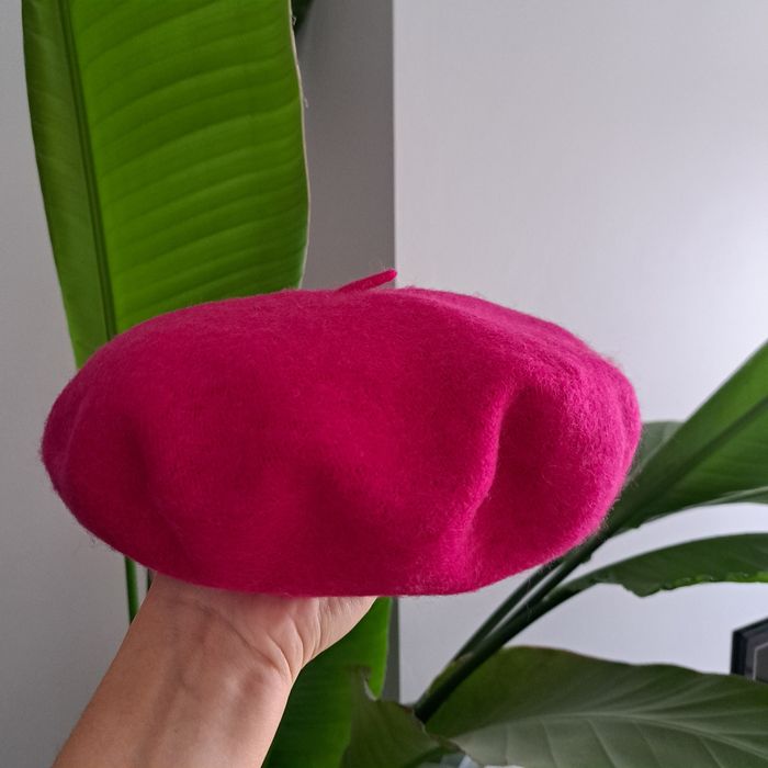Nowy beret w fuksjowym kolorze