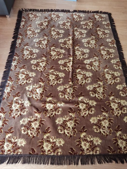 Duży pluszowy wytlaczany pięknym wzorem obrus kapa narzuta dywanik