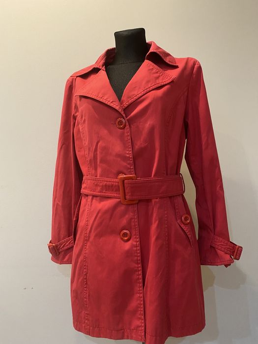 Czerwony damski płaszcz