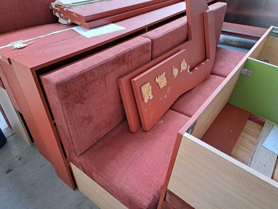 Wyposażenie restauracji (sofy i półki)