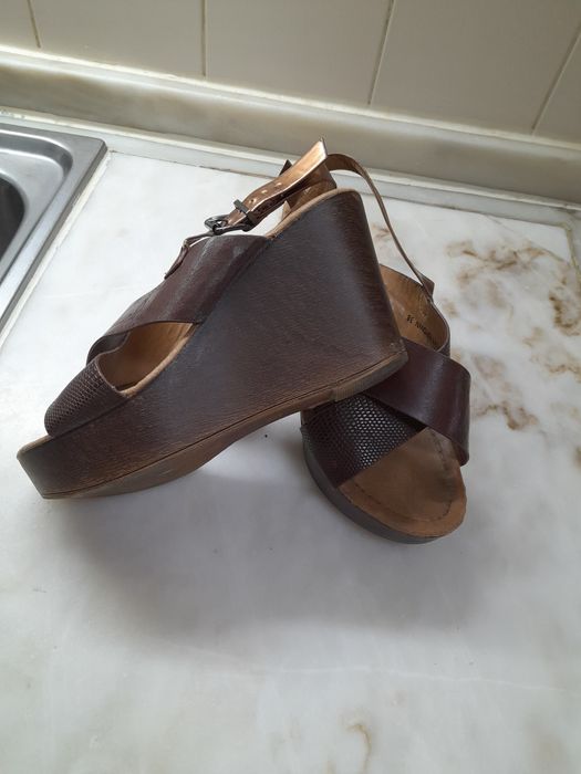 Sandálias castanhas em pele de cunha