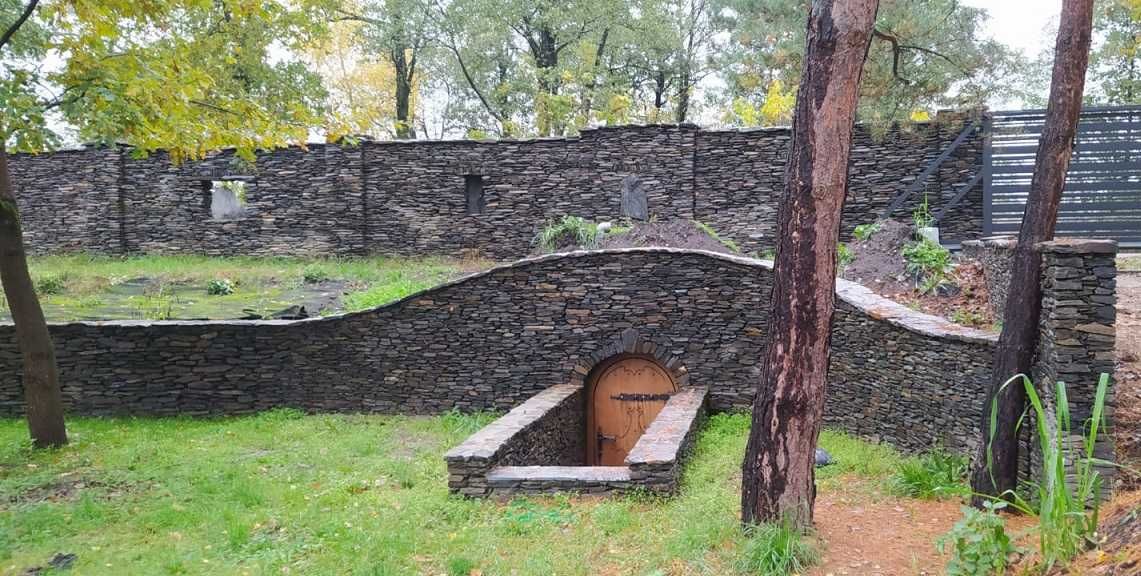 Ogrodzenia z kamienia, szarogłazu, piaskowca, wapienia, granitu, łupka