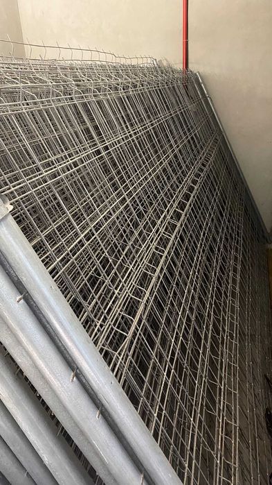 Lote de Grades de Vedação Metálica (1,90m x 3m) + 40 Suportes p/ Pés