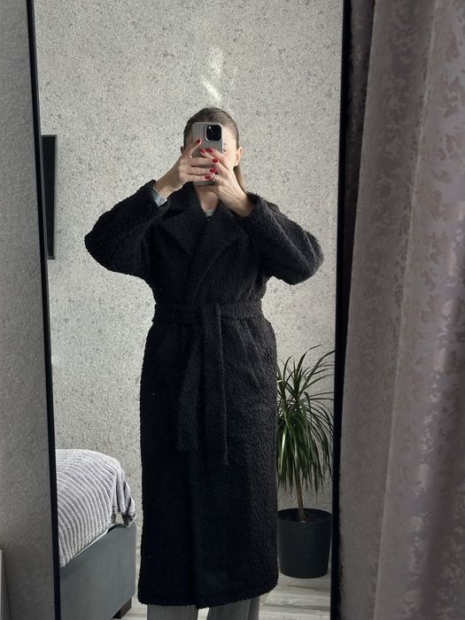 Чорне зимове пальто