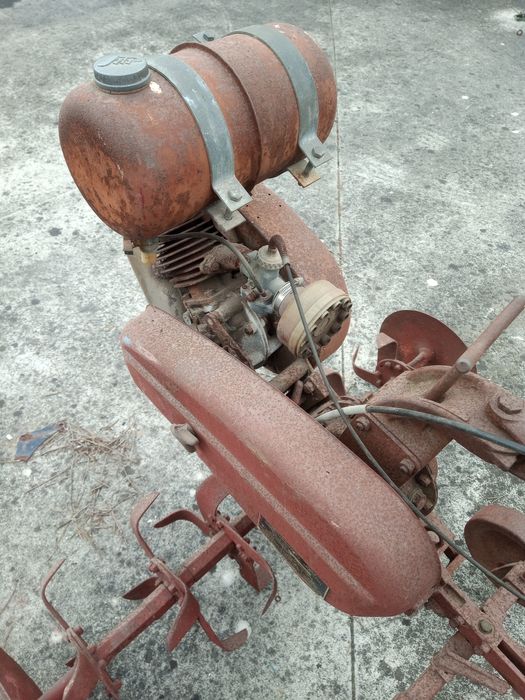 Motocultivador antigo a gasolina