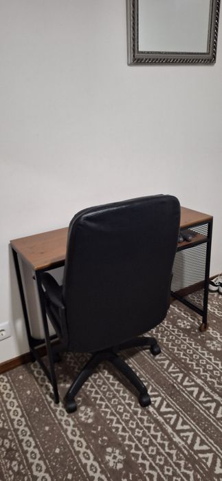 Secretaria e cadeira de escritório