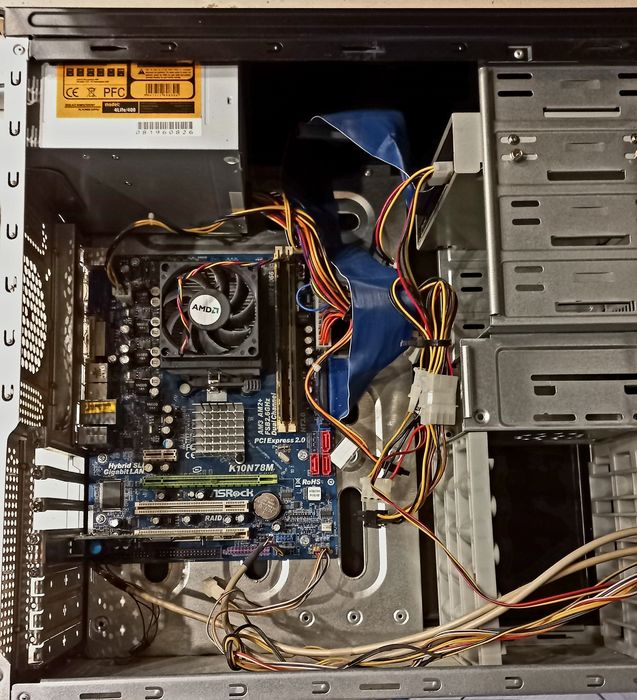 Komputer PC / Obudowa z częściami