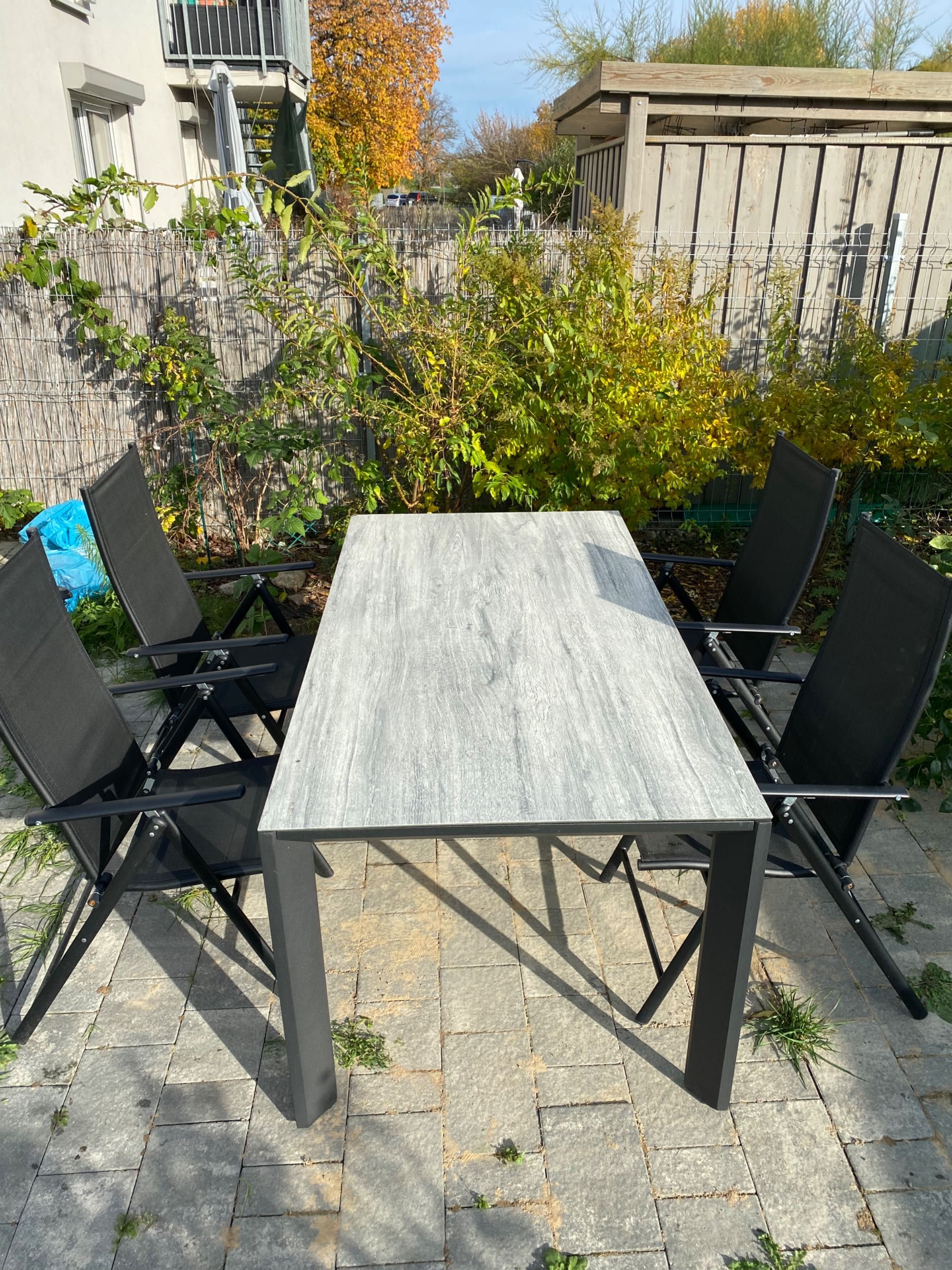 Stół ogrodowy i krzesła