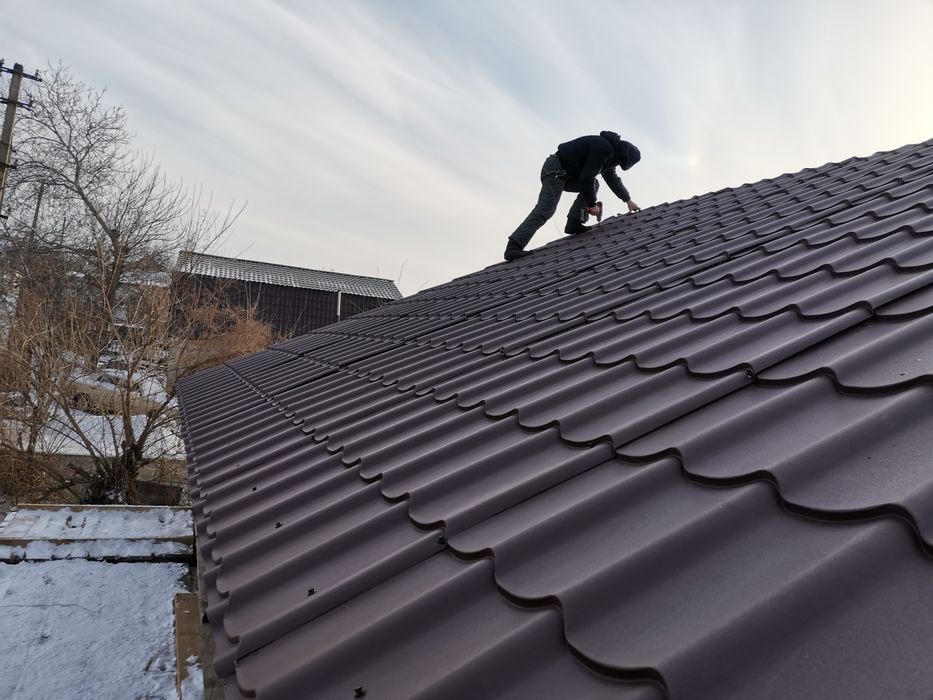 Ремонт крышь. Ремонт кровли. Крыша из металлочерепицы.