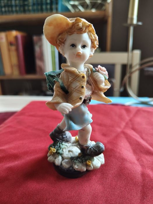 Figurka chłopca z tornistrem vintage