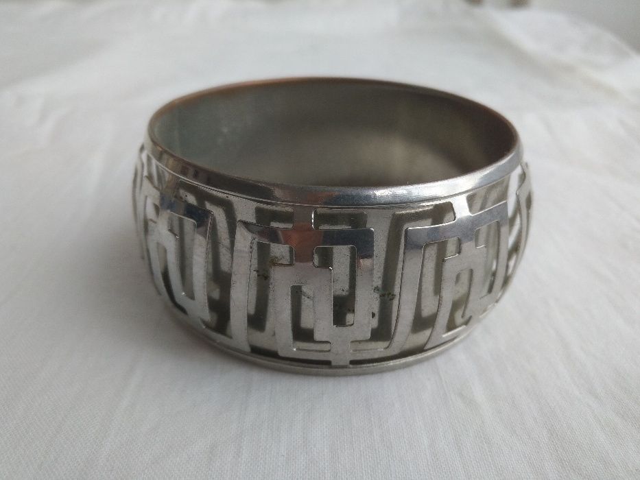 Pulseira prateada com relevo