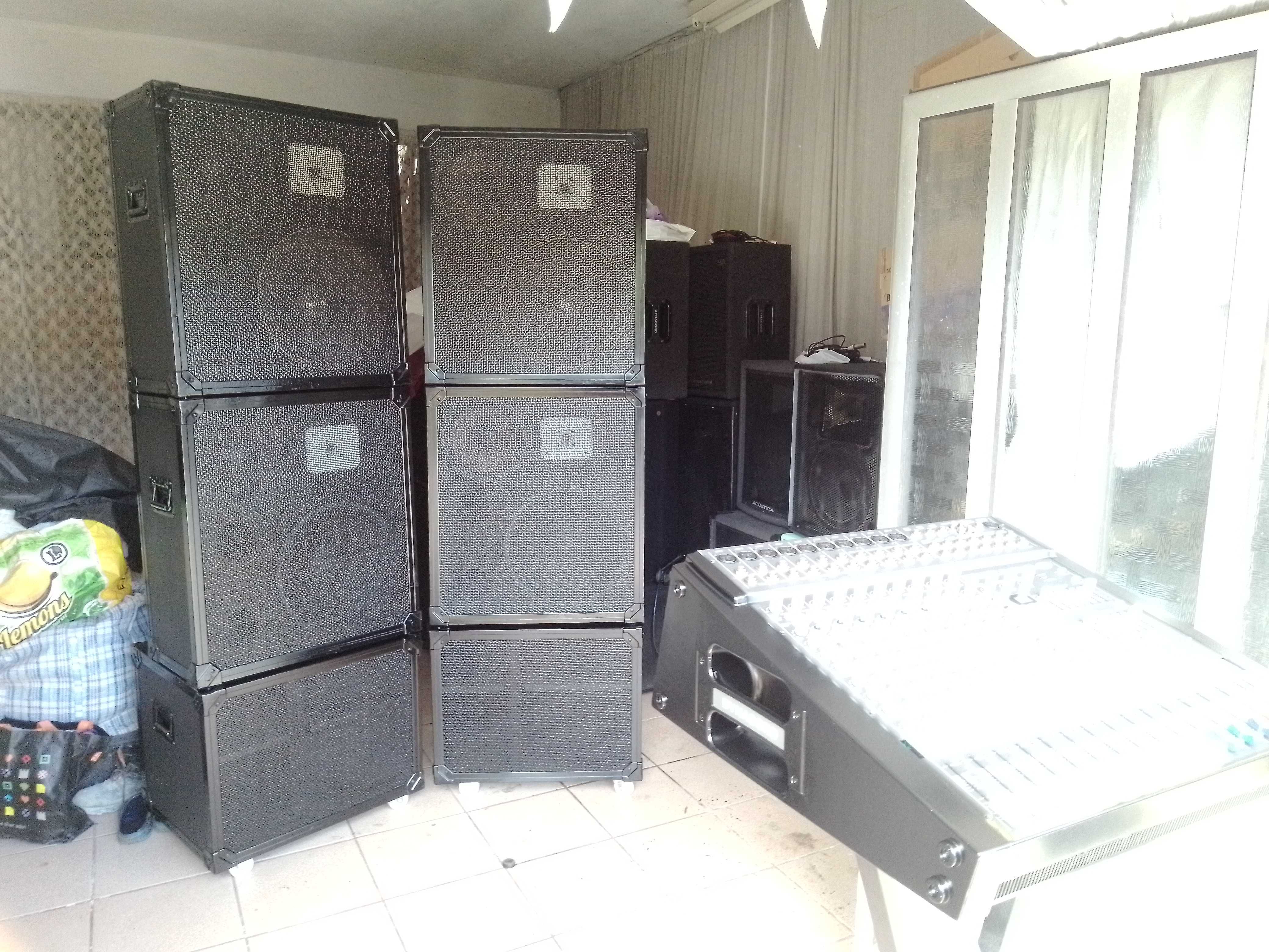 Super hiper mega pechincha Dynacord PA 6 colunas + mesa amplificada.