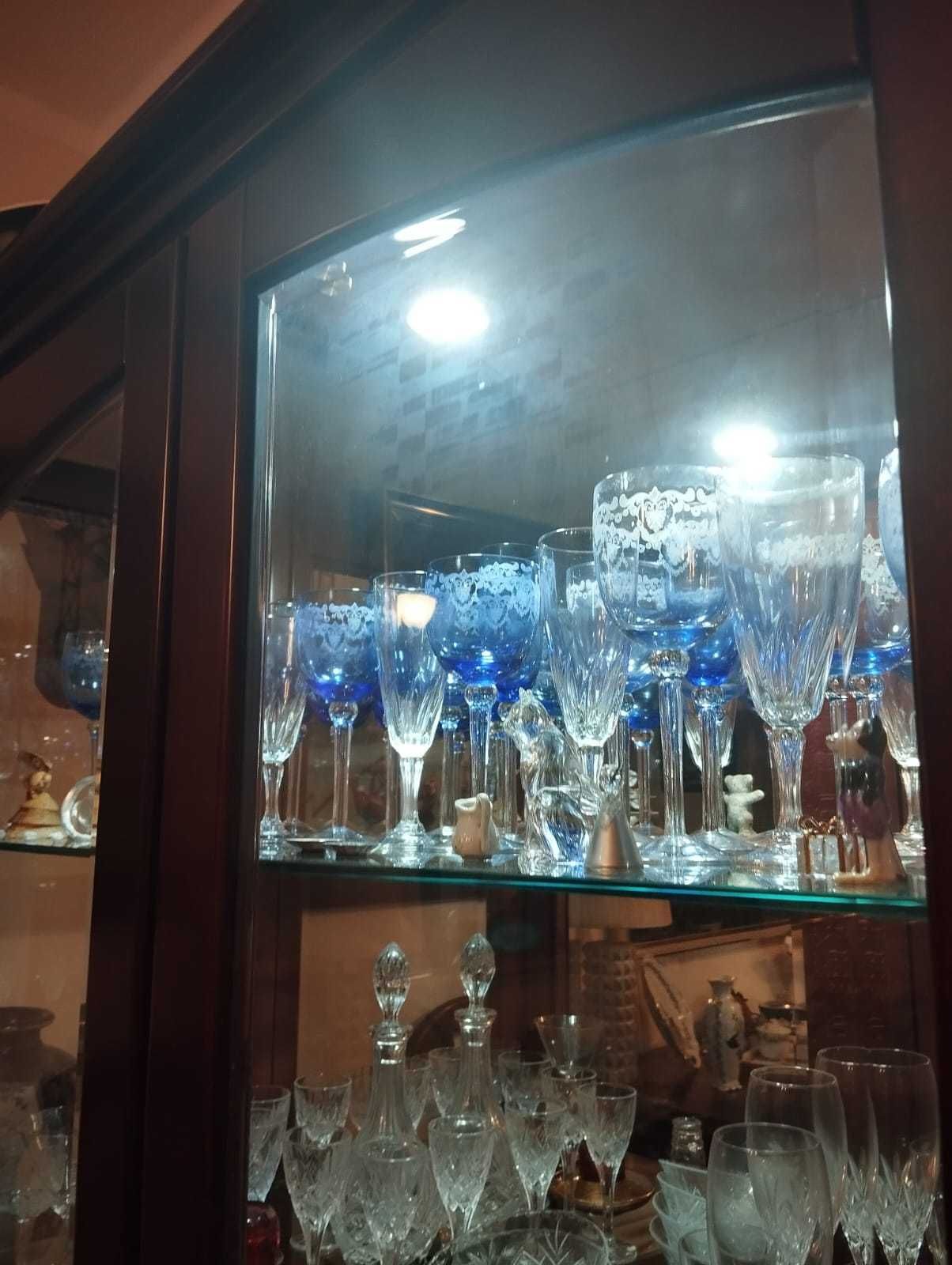 Cristaleira de vidro com luz