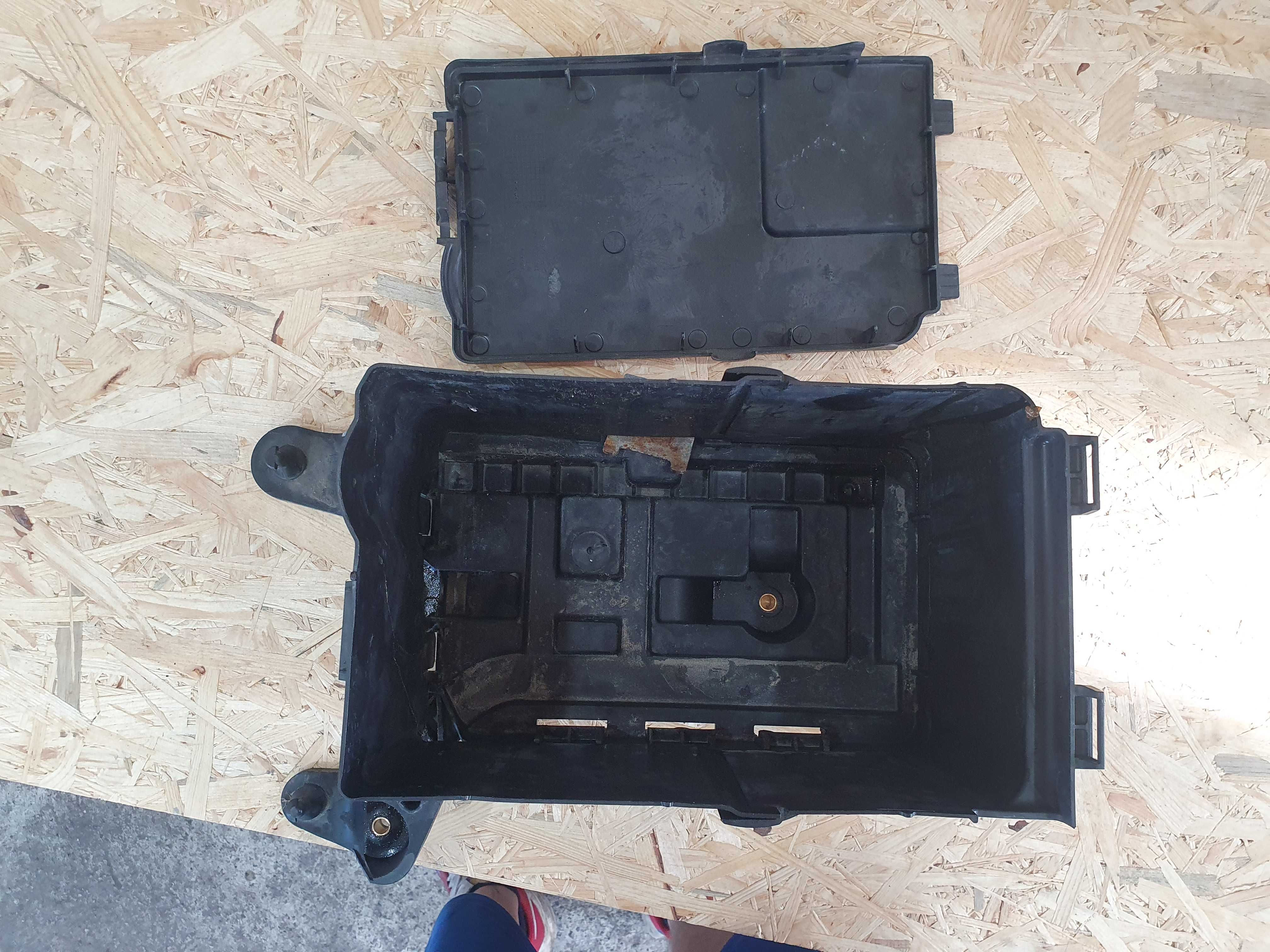 Obudowa podstawa akumulatora Audi a3 8p 1.6 BGU 05 rok kpl
