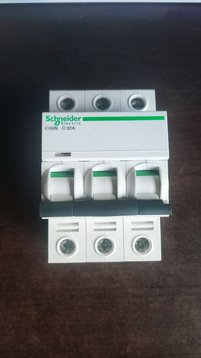 Автоматический выключатель Schneider iC60N 3P 32 A C
