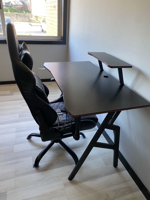 Mesa e cadeira gaming
