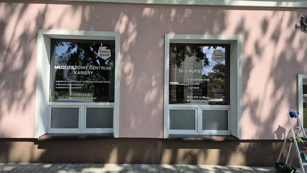 Mycie okien, witryn i balustrad