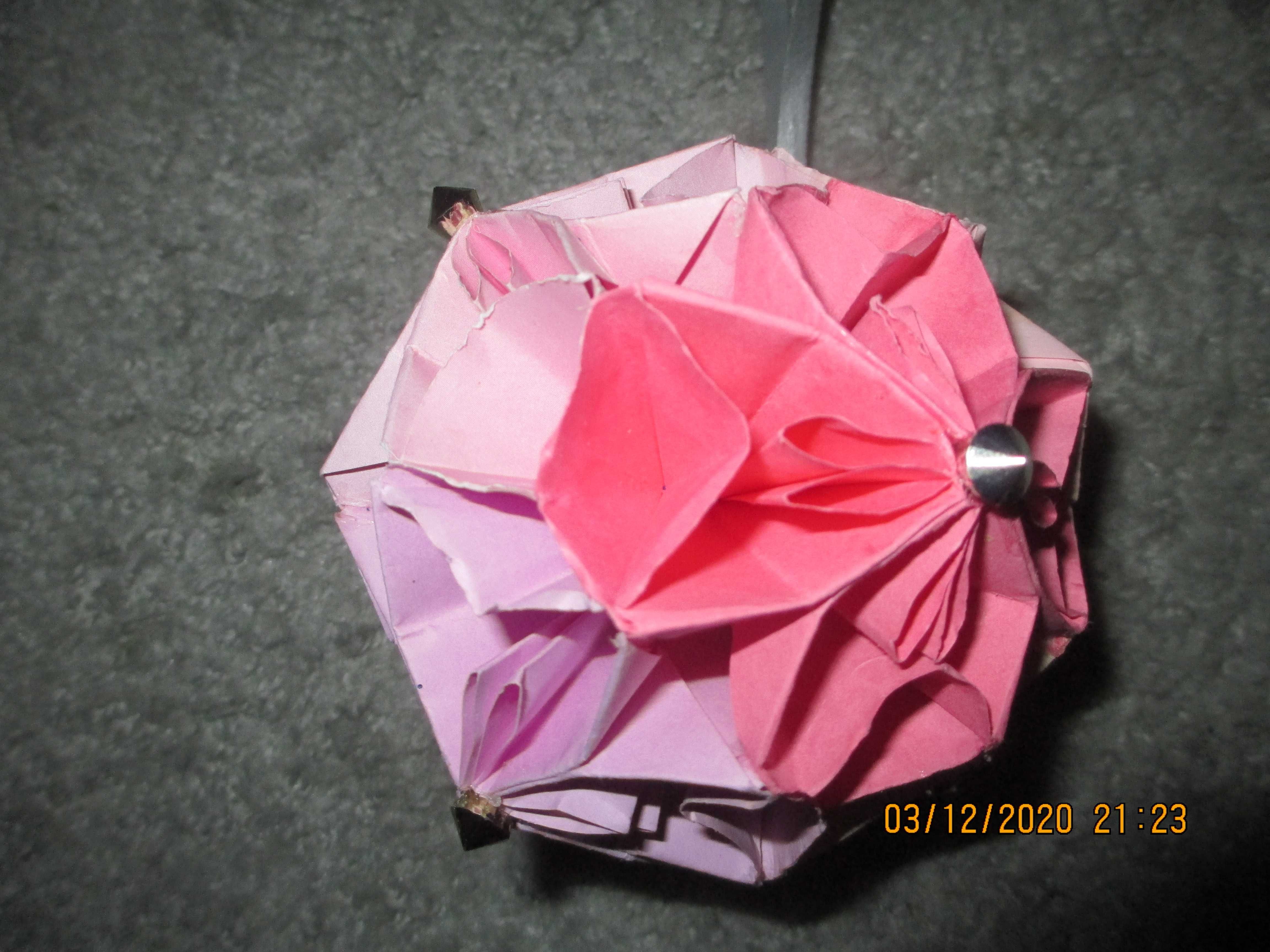 bombka z origami modułowego różowo fioletowa