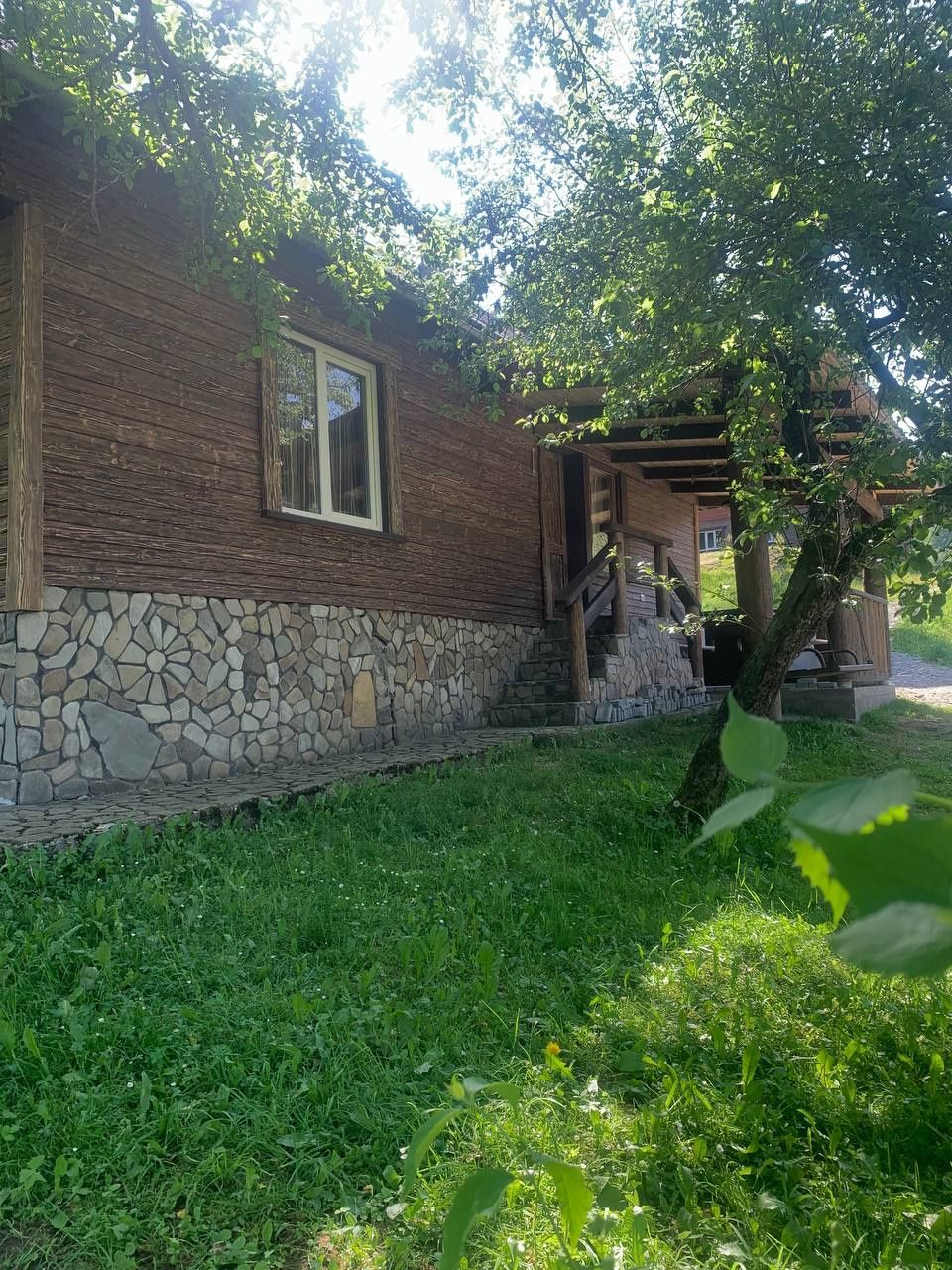 Здається окремий будунок у Славську з басейном 4×8 м доба 2000