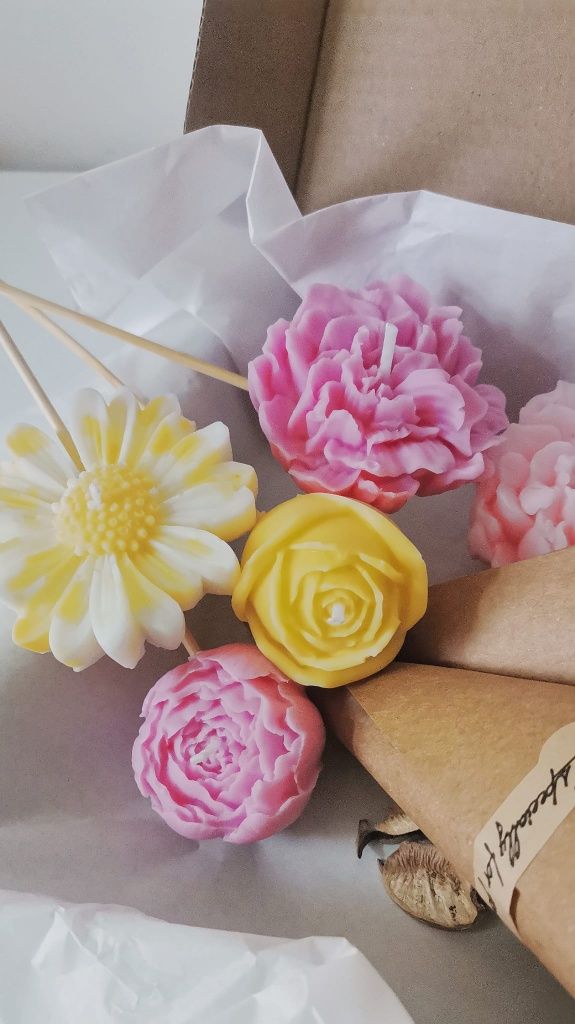 Ramo de flores com velas