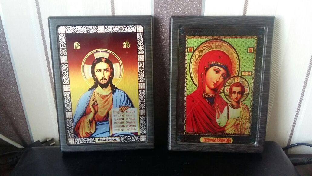 Иконы Иисуса Хреста и Богородицы.