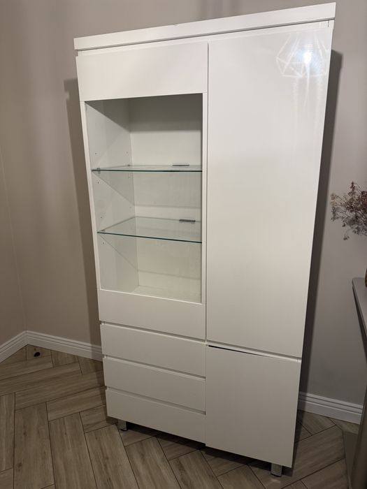 Szafka lakierowana na wysoki połysk