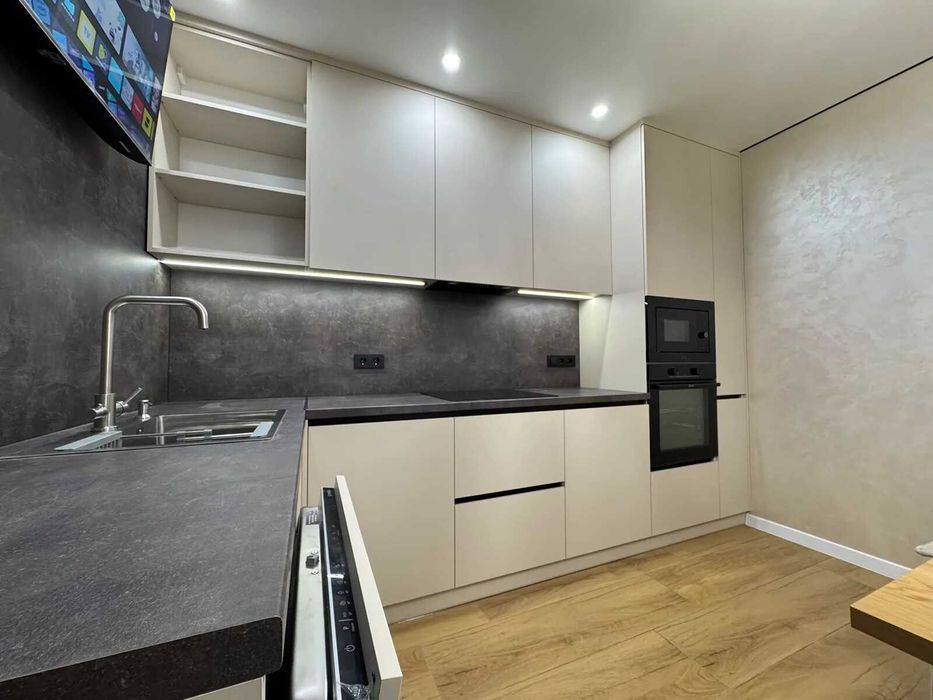 Терміново! Укомплектована двокімнатна поблизу ТРЦ "Veles Mall"