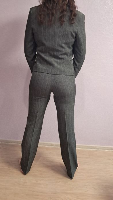 Діловий брючний костюм