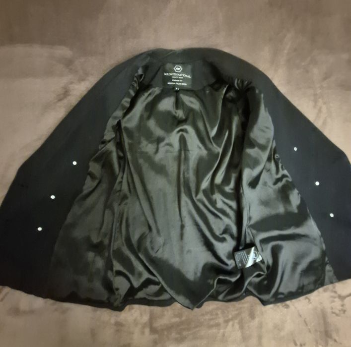 Czarna dwurzędowa marynarka damska ze złotymi guzikami