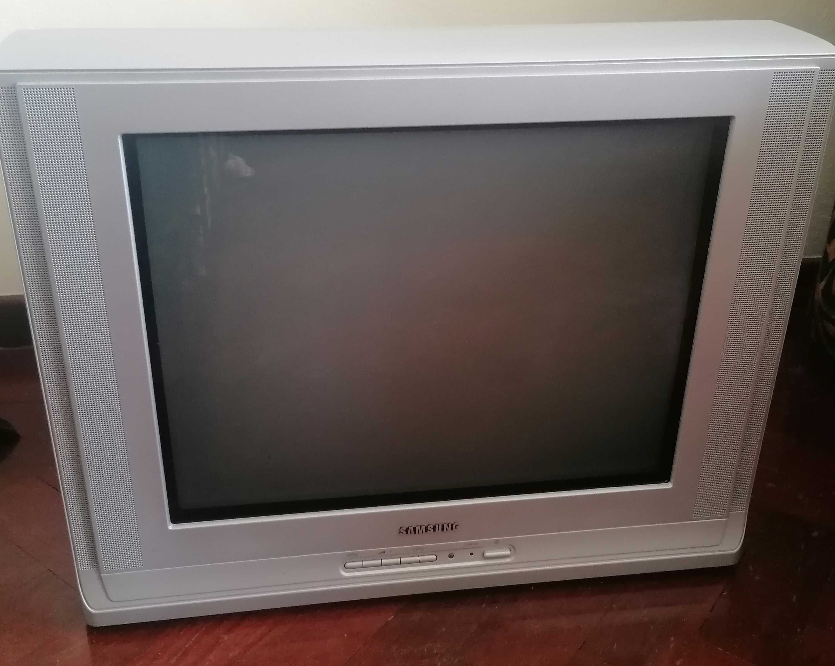 Televisão antiga, em bom estado
