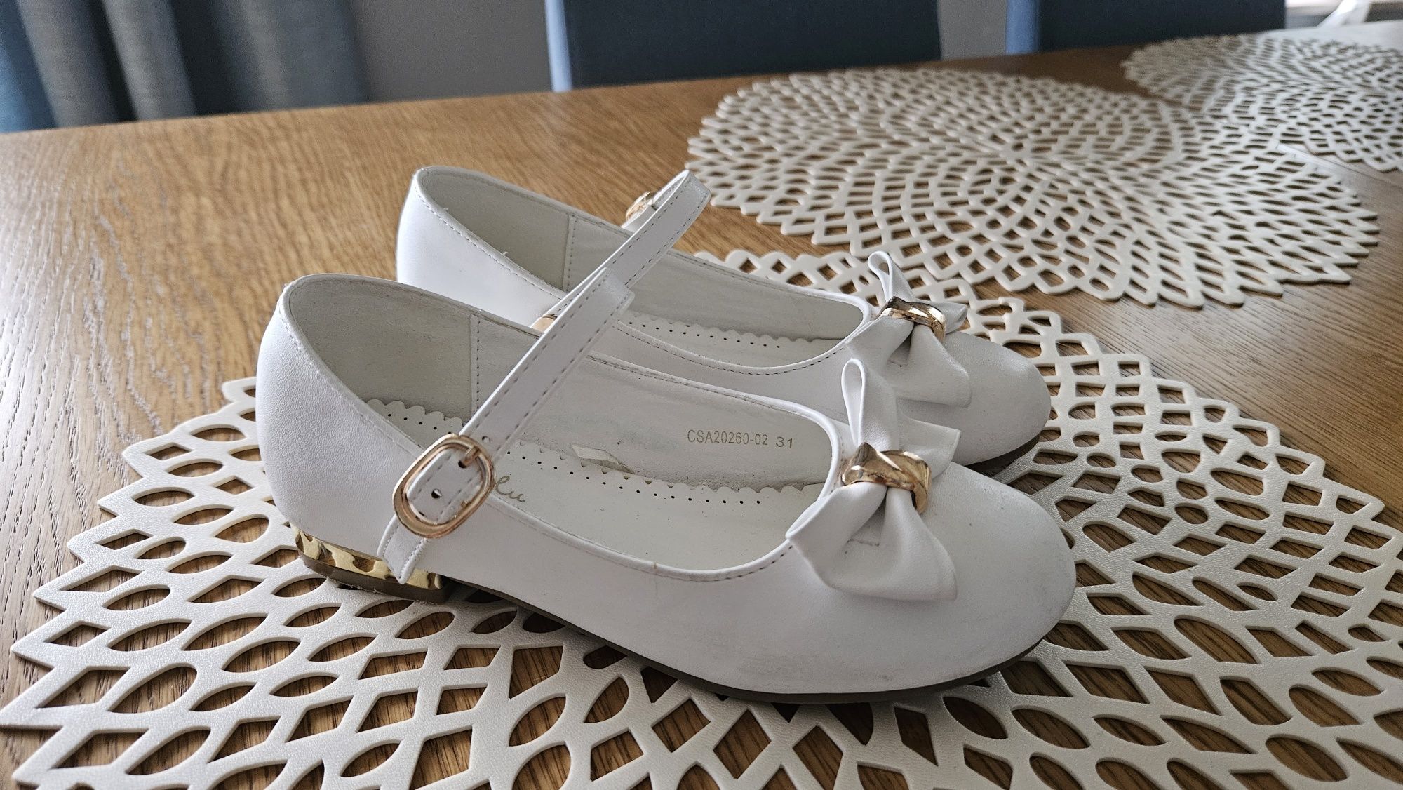 Pantofelki buty dla dziewczynki  białe stan idealny