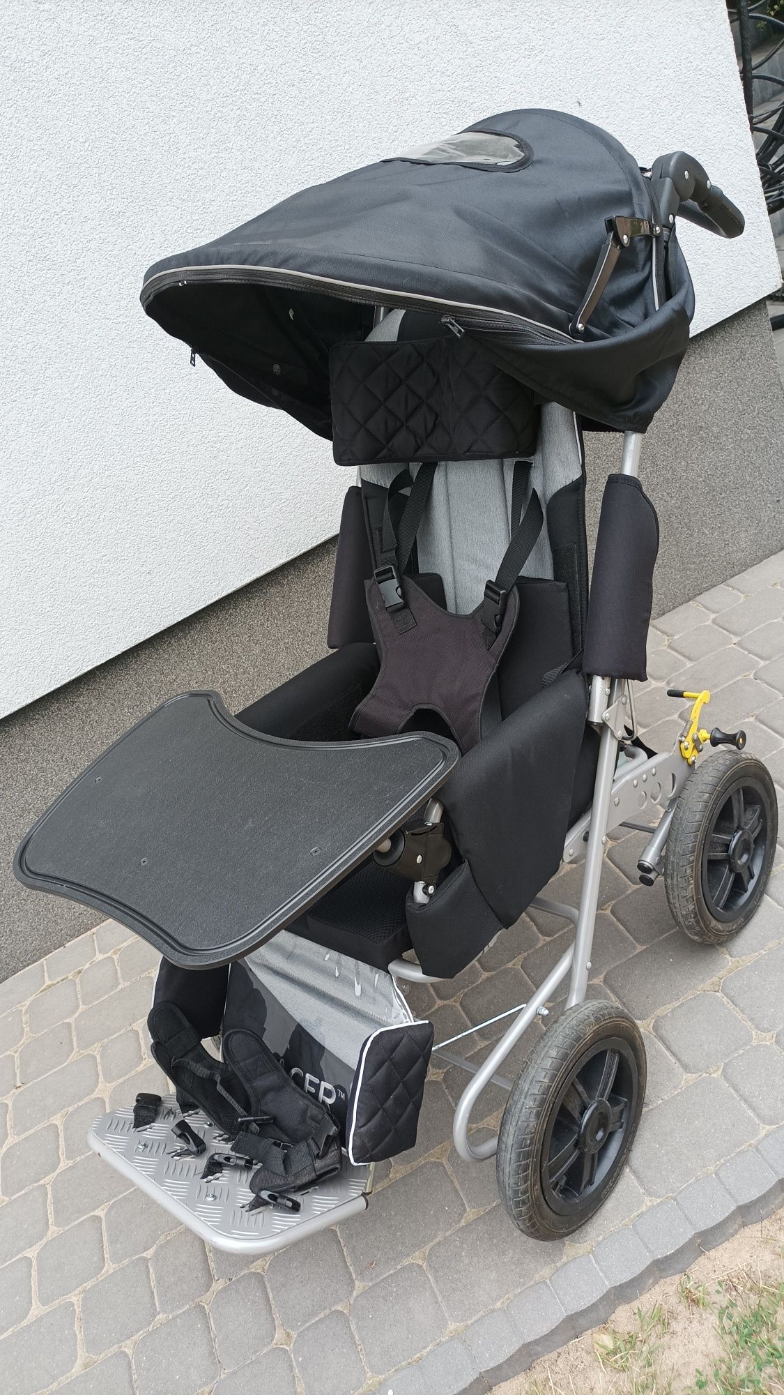 Wózek specjalny inwalidzki