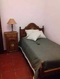 Conjunto cama e mesa cabeceira