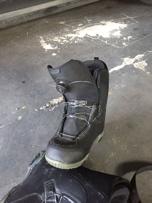 Deska snouboardowa buty gogle kask i pokrowiec