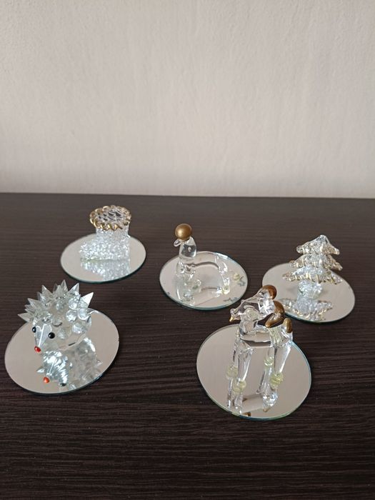 Szklane figurki ze złotym zdobieniem na lustrze stare