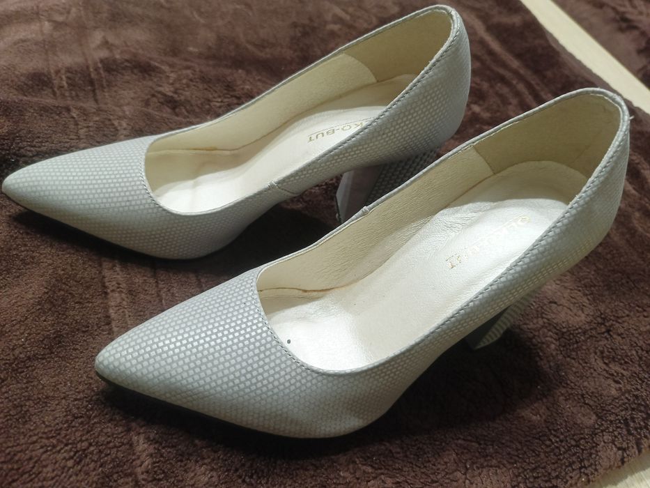 Szare, damskie buty na obcasie 38