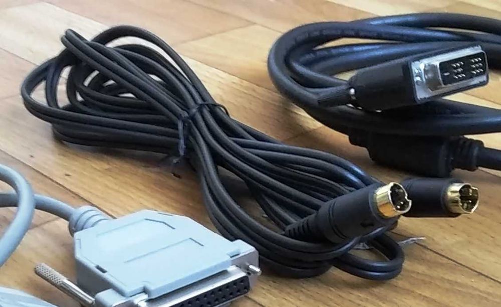 Кабелі  LPT мама - COM мама - COM папа ( RS-232 ) , PS2-PS2 , DVI-DVI.