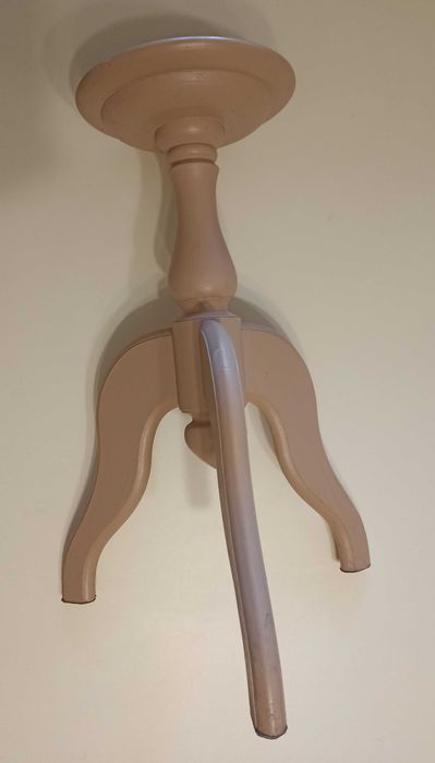 Деревянные напольные подставки под цветы.