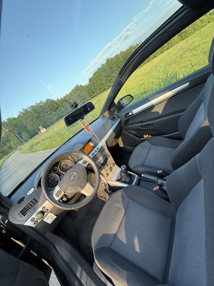 Opel Astra H GTC panorama 1.6 benzyna 105KM 2007r.