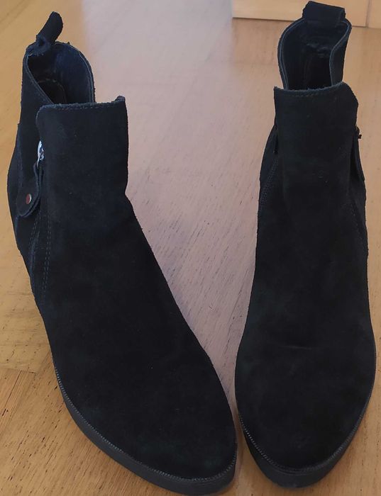 Botins de cunha e camurça preta da Chika10