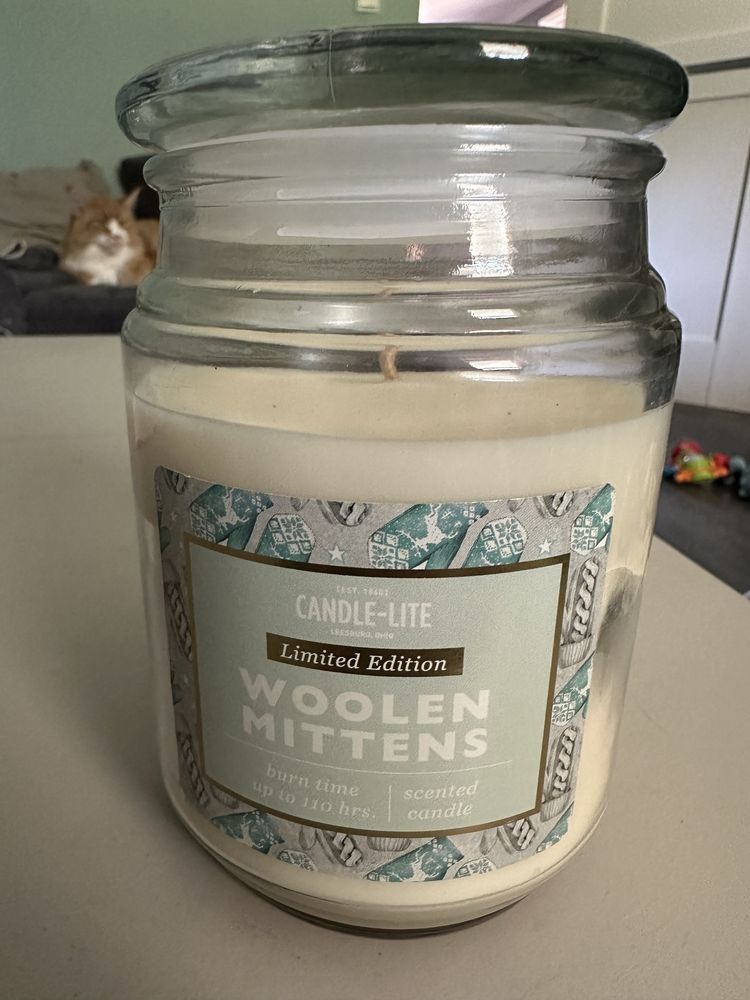 Woolen mittens candle lite